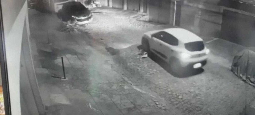 A polícia procura a pessoa que conduzia o carro