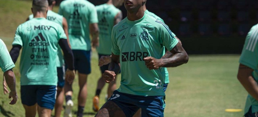 Bruno Henrique treinou normalmente ontem no Ninho do Urubu e volta ao Fla em Porto Alegre após cumprir suspensão
