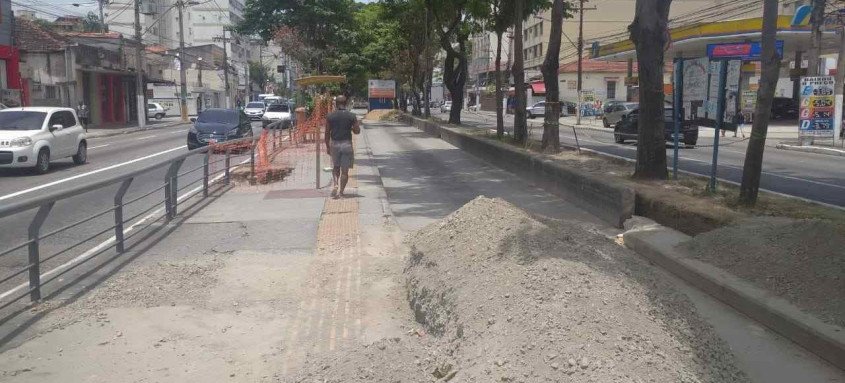 Na baia da Alameda São Boaventura em frente ao Horto do Fonseca, monte de areia impede a entrada dos ônibus
