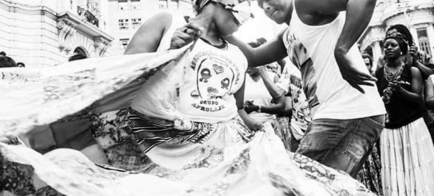 Apresentação do grupo acontece às 18h30 e mostra o jongo, dança afro-brasileira criada por africanos na diáspora - Foto: Divulgação Apresentação do grupo acontece às 18h30 e mostra o jongo, dança afro-brasileira criada por africanos na diáspora