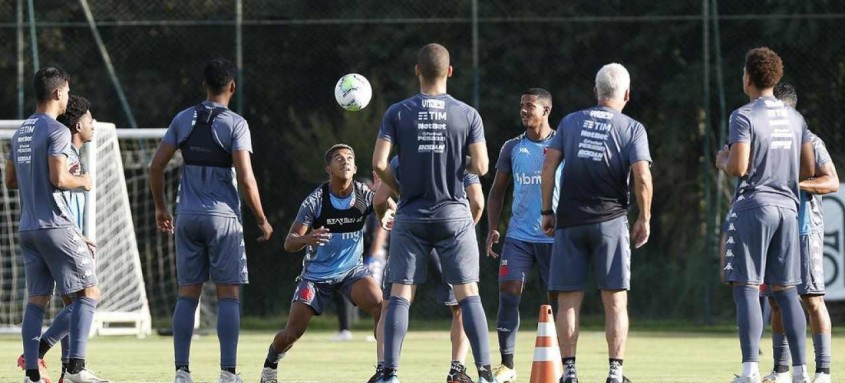 Jogadores do Vasco treinam em Atibaia (SP) para enfrentar o Bahia amanhã