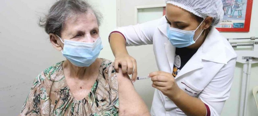 A professora aposentada Maria Felisberta Baptista da Trindade, 90 anos, tomou a vacina para poder voltar às suas atividades 
