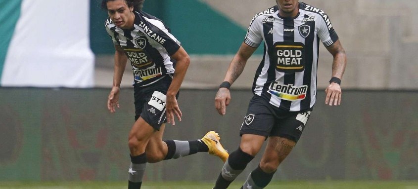 Rafael Navarro (com a bola) fez o gol de empate do Botafogo contra o Palmeiras