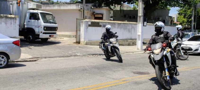 Primeiras doses da vacina contra o coronavírus foram levadas, ontem, de caminhão. Hoje a distribuição será por via aérea
- Foto: Maurício Bazilio/ Palácio Guanabara Primeiras doses da vacina contra o coronavírus foram levadas, ontem, de caminhão. Hoje a distribuição será por via aérea