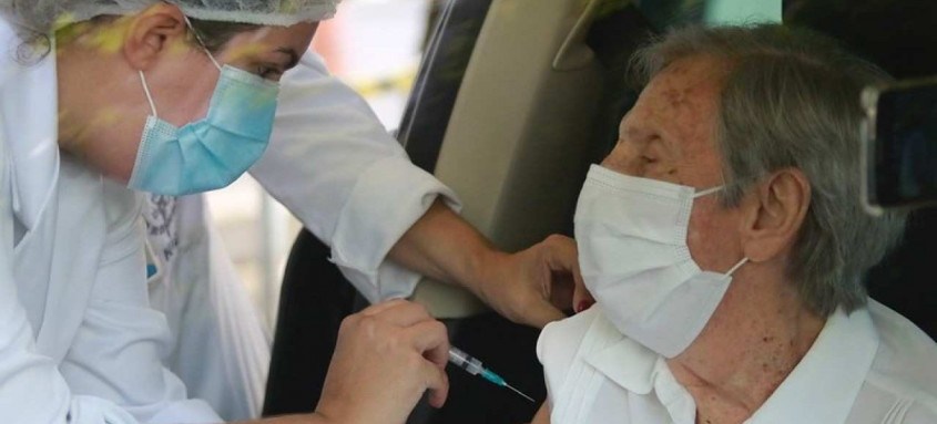 Idosos a partir de 75 anos podem ser vacinados até o final de fevereiro