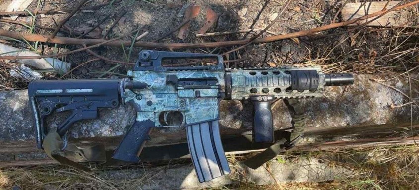 Na operação também foram apreendidos cinco fuzis, quatro pistolas e uma submetralhadora, além de rádios de comunicação e material entorpecente - Foto: Divulgação / PM Na operação também foram apreendidos cinco fuzis, quatro pistolas e uma submetralhadora, além de rádios de comunicação e material entorpecente