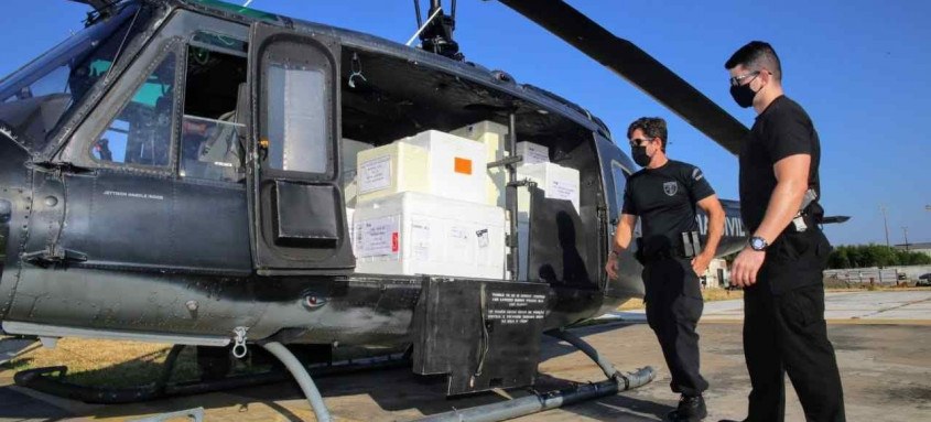Ontem, desde as 7h, cinco aeronaves foram mobilizadas pela Secretaria de Estado de Saúde para fazer a distribuição das vacinas para 88 municípios - Foto: Mauricio Bazilio/Palácio Guanabara Ontem, desde as 7h, cinco aeronaves foram mobilizadas pela Secretaria de Estado de Saúde para fazer a distribuição das vacinas para 88 municípios