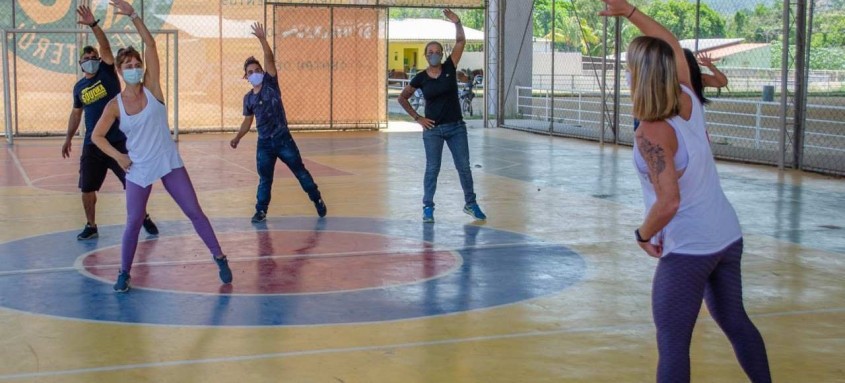 Ginástica funcional, artística, zumba, capoeira, muay thai e introdução ao futsal e basquete são algumas opções