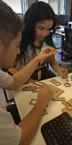 Estudantes de São Gonçalo criam projeto de embarcação para recolher lixo do mar sem utilizar combustível poluente - Foto: Divulgação Estudantes de São Gonçalo criam projeto de embarcação para recolher lixo do mar sem utilizar combustível poluente