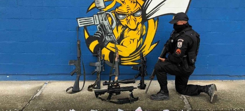 Apreensão de fuzis: armas de guerra foram apreendidas pela Polícia Militar em regiões distintas do Rio, entre a madrugada e a metade da manhã de ontem