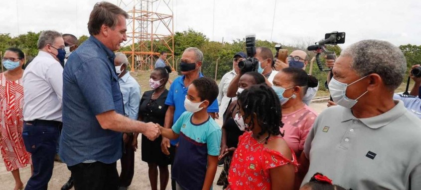 Presidente da República Jair Bolsonaro, posa para fotografia com famílias e lideranças de agrovilas locais