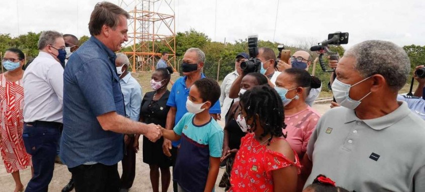 Presidente da República Jair Bolsonaro, posa para fotografia com famílias e lideranças de agrovilas locais - Foto: Alan Santos Presidente da República Jair Bolsonaro, posa para fotografia com famílias e lideranças de agrovilas locais