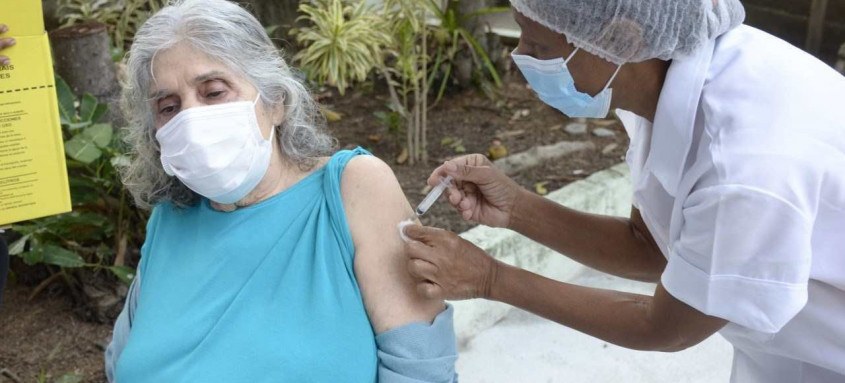 A vacinação de idosos a partir de 88 anos foi retomada em Niterói ontem, em seis postos de imunização e um drive-thru