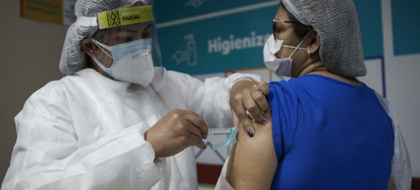 Vacinação dos profissionais da saúde em Manaus chegou a ser suspensa por conta da denúncia sobre 'fura-filas'