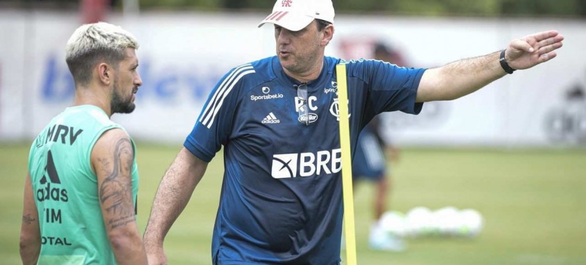 Arrascaeta recebe orientação de Rogério Ceni durante treinamento desta quarta-feira no Ninho do Urubu - Foto: Alexandre Vidal / Flamengo Arrascaeta recebe orientação de Rogério Ceni durante treinamento desta quarta-feira no Ninho do Urubu