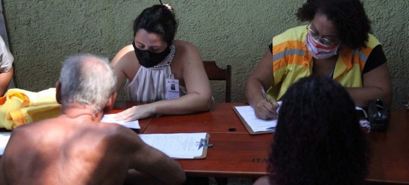 Na última semana, a secretaria iniciou o trabalho de cadastro das 30 famílias que perderam suas moradias e auxiliou na emissão de novos documentos - Foto: Divulgação Na última semana, a secretaria iniciou o trabalho de cadastro das 30 famílias que perderam suas moradias e auxiliou na emissão de novos documentos