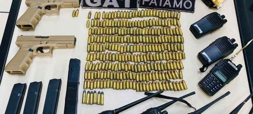 Com ele foram apreendidas três armas, carregadores, grande quantidade de munição, maconha, cocaína e radiotransmissores - Foto: Divulgação/ Polícia Civil Com ele foram apreendidas três armas, carregadores, grande quantidade de munição, maconha, cocaína e radiotransmissores