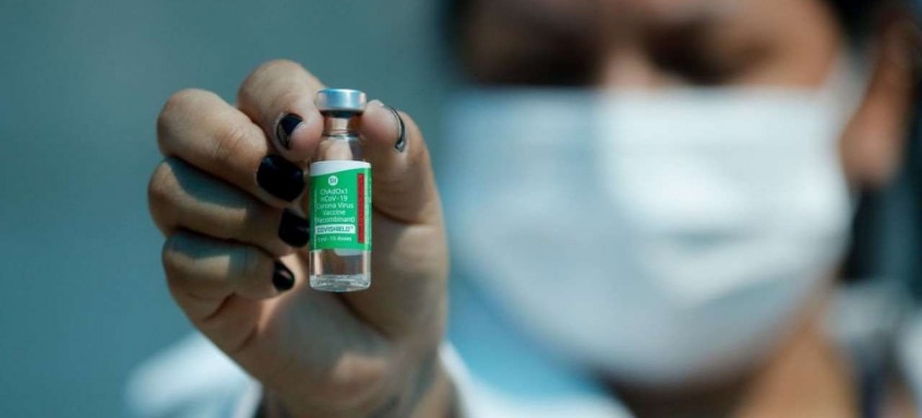 A campanha para aplicação da primeira dose da vacina contra a covid-19 na capital fluminense foi suspensa nesta quarta-feira por causa da falta de imunizantes