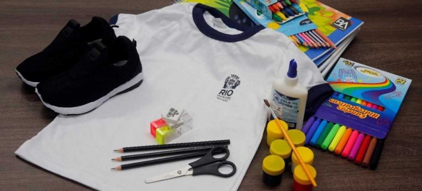 Uniforme e cartão alimentação também serão entregues no kit - Foto: Marcos de Paula/Prefeitura do Rio Uniforme e cartão alimentação também serão entregues no kit