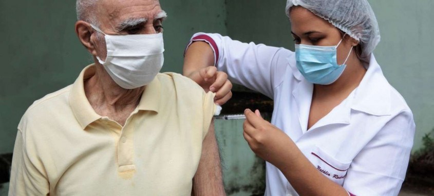 Vacinação nos idosos em Niterói