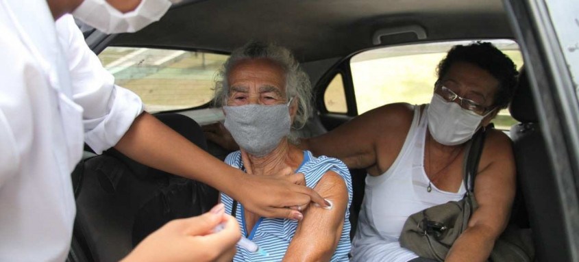 Ontem começou a vacinação para idosos a partir de 81 anos no município, mas doses se esgotaram no início da tarde - Foto: Divulgação Ontem começou a vacinação para idosos a partir de 81 anos no município, mas doses se esgotaram no início da tarde