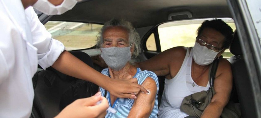 Ontem começou a vacinação para idosos a partir de 81 anos no município, mas doses se esgotaram no início da tarde