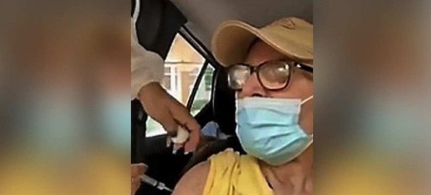 Família de idoso que procurou vacina no drive-thru em Niterói filmou o flagrante: técnica de enfermagem não injetou dose