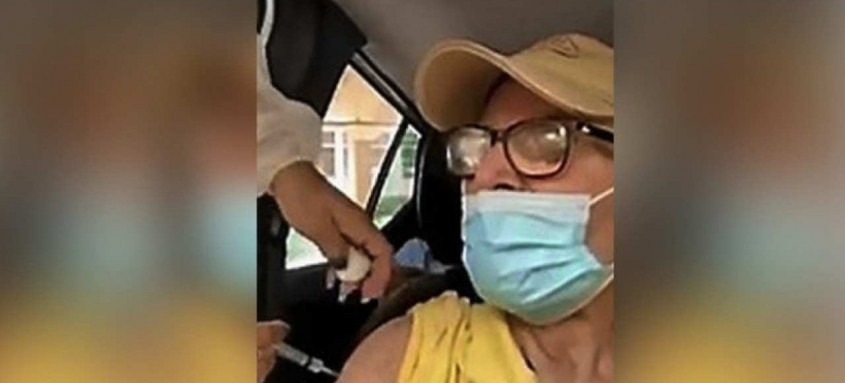 Família de idoso que procurou vacina no drive-thru em Niterói filmou o flagrante: técnica de enfermagem não injetou dose - Foto: Reprodução Família de idoso que procurou vacina no drive-thru em Niterói filmou o flagrante: técnica de enfermagem não injetou dose