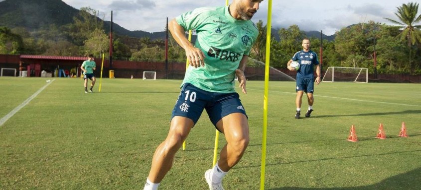 Diego afirmou que o Flamengo precisa manter o foco para vencer o Inter no domingo e assumir a liderança do Brasileiro