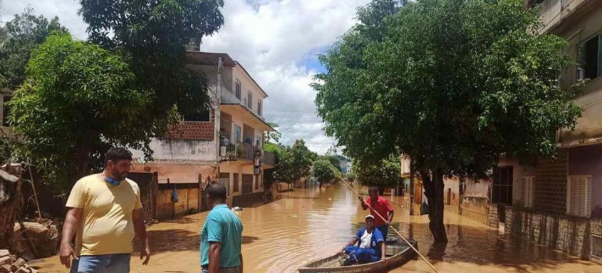 De acordo com a defesa civil municipal, o Rio Carangola chegou aos 8,4 metros na noite de sábado - Foto: Divulgação/ Ascom Porciúncula De acordo com a defesa civil municipal, o Rio Carangola chegou aos 8,4 metros na noite de sábado