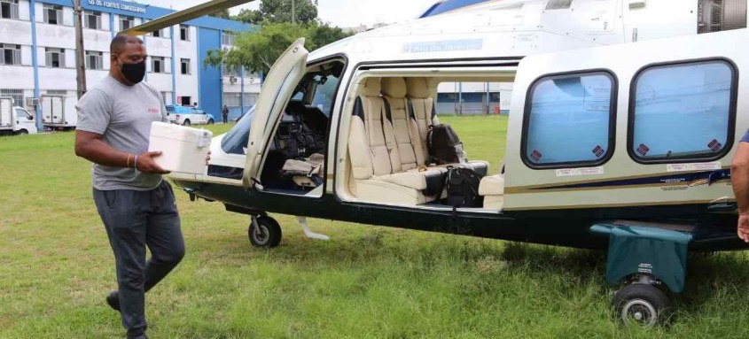 Quatro helicópteros decolaram do 12º Batalhão de Polícia Militar, em Niterói, levando o imunizante para 88 municípios