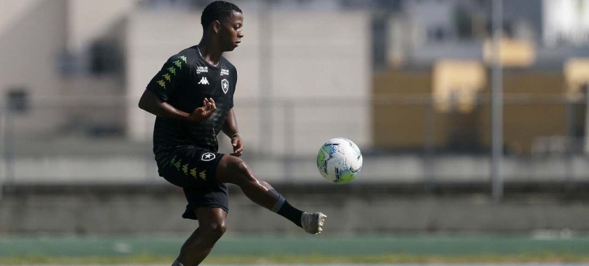 Ênio e outros jovens valores do Botafogo vêm tendo oportunidades nesta reta final do Brasileiro