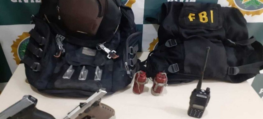 Ele estava com uma roupa camuflada quando foi abordado pelos agentes