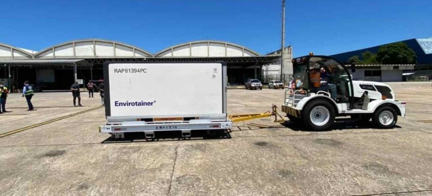 Carregamento chegou depois ao Rio de Janeiro. Mais 8 milhões de doses estão previstas pelo acordo com os parceiros AstraZeneca e Instituto Serum