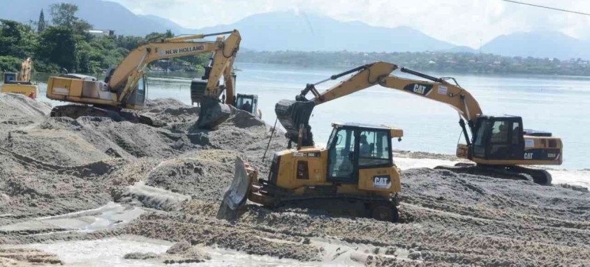 Dez retroescavadeiras e duas pás mecânicas trabalham na retirada da areia para tentar reabrir o Canal da Barra de Maricá. Previsão é que ligação ocorra neste domingo