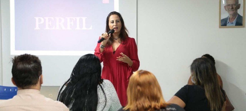 Em sua palestra, a juíza destacou a importância dos funcionários da saúde em reconhecer vítimas de violência doméstica e mostrou números de casos pelo mundo