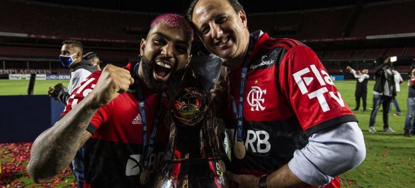 Rogério Ceni (à direita) conquistou seu primeiro Brasileirão como técnico - Foto: Alexandre Vidal / Flamengo Rogério Ceni (à direita) conquistou seu primeiro Brasileirão como técnico