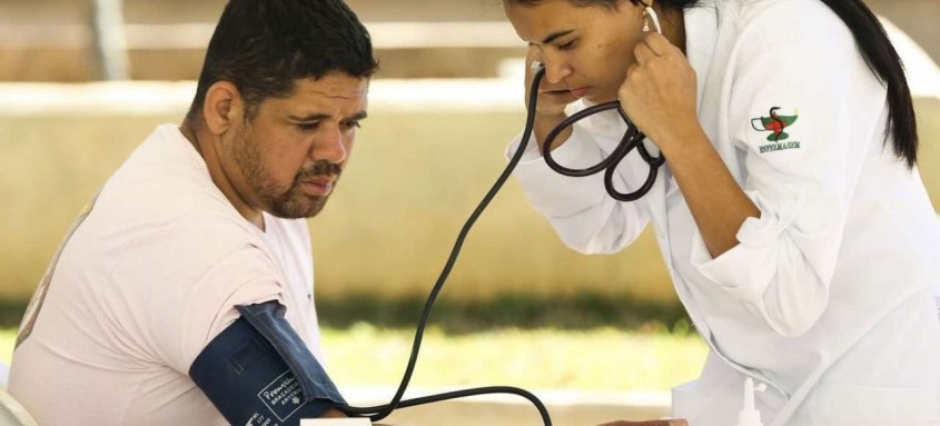 Brasília - Cidadãos fazem exames de pressão e glicemia durante mutirão de atendimento e de orientação jurídica para esclarecer dúvidas dos cidadãos que sofrem com a saúde pública ou com problemas nos planos de saúde (Marcelo Camargo/Agência Brasil) - Foto: Marcelo Camargo/Agência Brasil Brasília - Cidadãos fazem exames de pressão e glicemia durante mutirão de atendimento e de orientação jurídica para esclarecer dúvidas dos cidadãos que sofrem com a saúde pública ou com problemas nos planos de saúde (Marcelo Camargo/Agência Brasil)