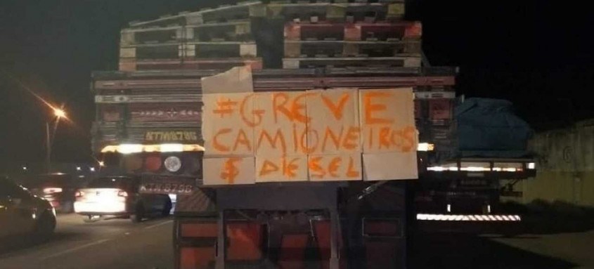Em imagens veiculadas nas redes sociais, é possível ver que uma fila de caminhões se formou na via - Foto: Reprodução/ Redes Sociais Em imagens veiculadas nas redes sociais, é possível ver que uma fila de caminhões se formou na via