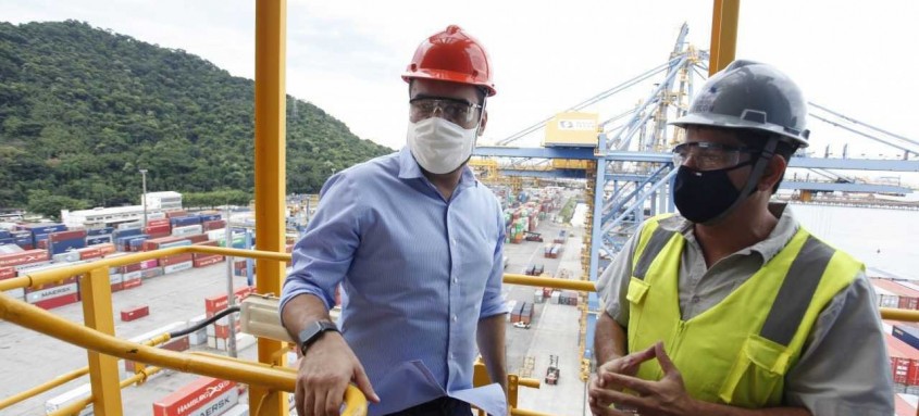 Governador Claudio Castro lembrou, no Porto de Itaguaí, que é preciso melhorar a infraestrutura e incentivar negócios - Foto: Luiz Alvarenga/Palácio Guanabara Governador Claudio Castro lembrou, no Porto de Itaguaí, que é preciso melhorar a infraestrutura e incentivar negócios
