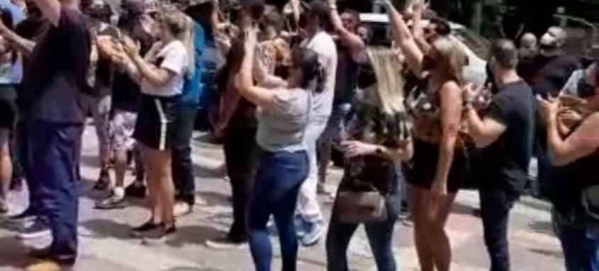 Aos gritos de Aos gritos de