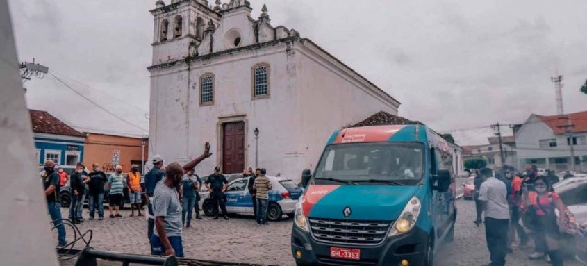 Com a intervenção realizada pelo prefeito Marcelo Delaroli, os agentes do Detro liberaram as vans que tinham sido apreendidas na operação do órgão - Foto: Reprodução/ Redes Sociais Com a intervenção realizada pelo prefeito Marcelo Delaroli, os agentes do Detro liberaram as vans que tinham sido apreendidas na operação do órgão
