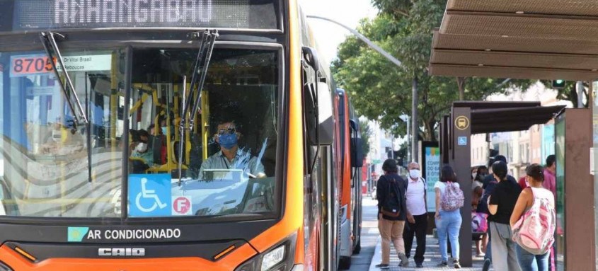 Para professor, é preciso reduzir aglomerações como ônibus lotados, que têm sido ignoradas pelo poder público - Foto: Rovena Rosa/Agência Brasil Para professor, é preciso reduzir aglomerações como ônibus lotados, que têm sido ignoradas pelo poder público