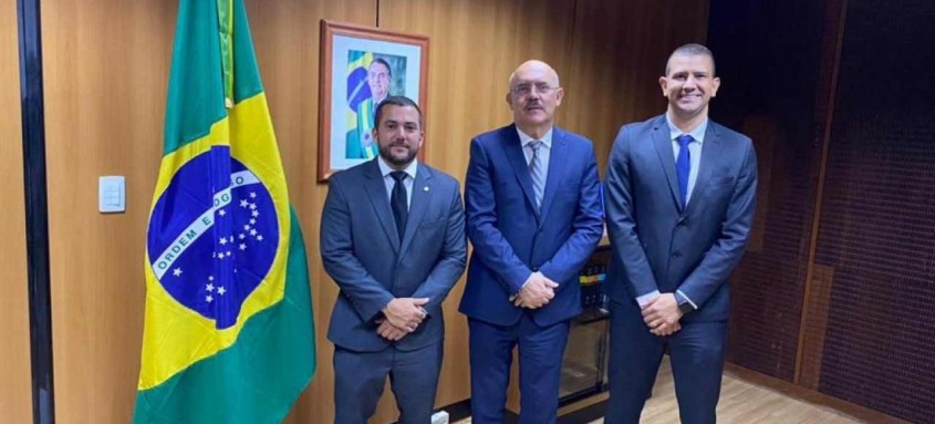 Carlos Jordy, Milton Ribeiro e Douglas Ruas, durante encontro para levar escola cívico-militar para São Gonçalo