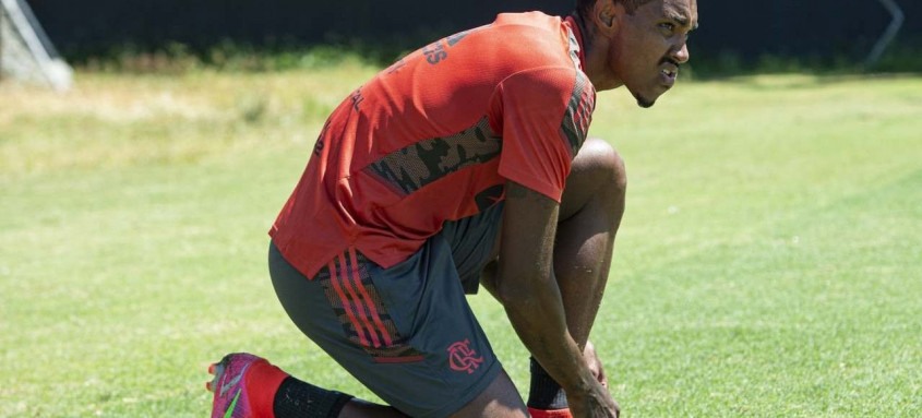 Vitinho antecipou seu retorno das férias e ontem já treinou no Ninho do Urubu. Porém, jogador não deve participar do Fla-Flu - Foto: Alexandre Vidal / Flamengo Vitinho antecipou seu retorno das férias e ontem já treinou no Ninho do Urubu. Porém, jogador não deve participar do Fla-Flu