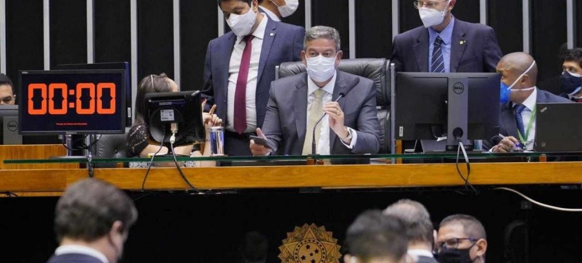 Proposta permite à União pagar um auxílio emergencial este ano com R$ 44 bilhões por fora do teto de gastos
