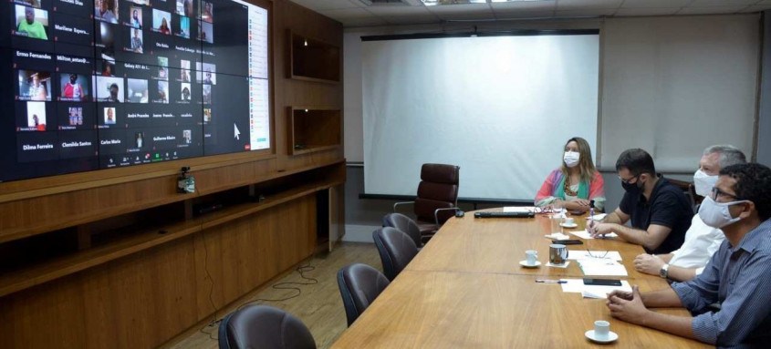 Ao lado de seus gestores, entre eles o secretário Executivo Bira Marques, o prefeito alertou para gravidade da pandemia em reunião com lideranças comunitárias - Foto: Bruno Eduardo Alves / Prefeitura de Niterói Ao lado de seus gestores, entre eles o secretário Executivo Bira Marques, o prefeito alertou para gravidade da pandemia em reunião com lideranças comunitárias