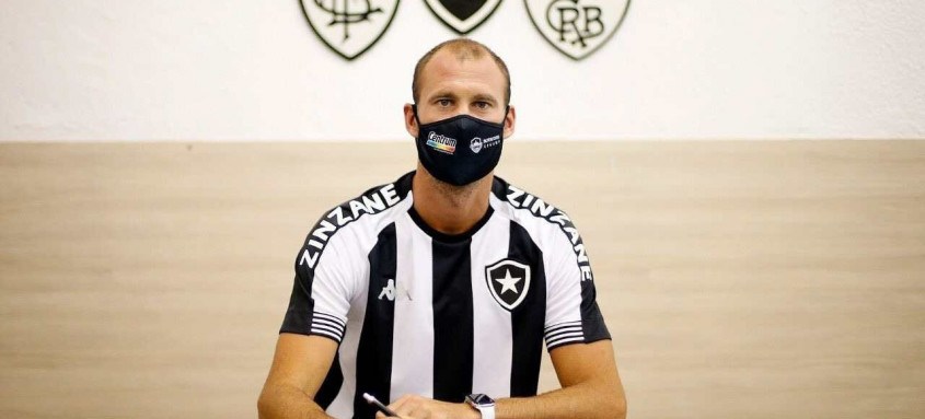 Joel Carli acertou ontem seu retorno ao Botafogo, mas não vai reestrear hoje