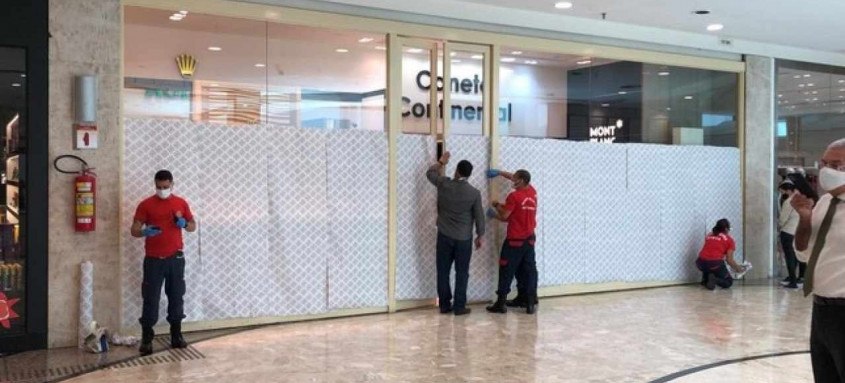 Segundo informações, houve troca de tiros no corredor da loja, localizada no nível Lagoa do shopping. Um funcionário e um suspeito acabaram ficando feridos e precisaram de atendimento médico - Foto: Divulgação internet Segundo informações, houve troca de tiros no corredor da loja, localizada no nível Lagoa do shopping. Um funcionário e um suspeito acabaram ficando feridos e precisaram de atendimento médico