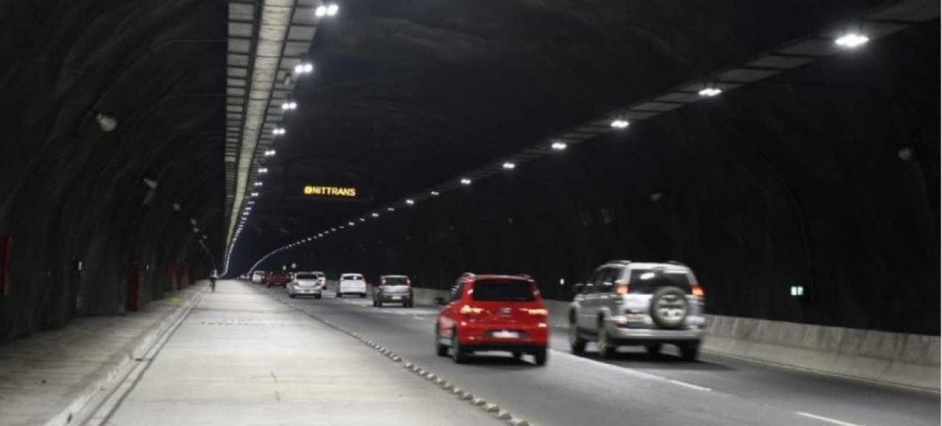 Trabalho começou nesta segunda e seguiu pela madrugada de hoje, no sentido Cafubá. Foi montada faixa reversível na galeria sentido Zona Sul, com mão-dupla - Foto: Reprodução Trabalho começou nesta segunda e seguiu pela madrugada de hoje, no sentido Cafubá. Foi montada faixa reversível na galeria sentido Zona Sul, com mão-dupla